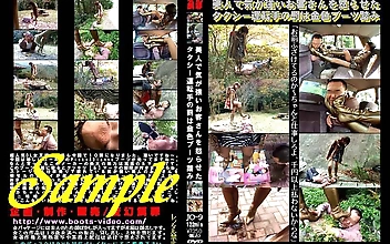 美人で気が強いお客さんを怒らせたタクシー運転手の罰は金色ブーツ踏み