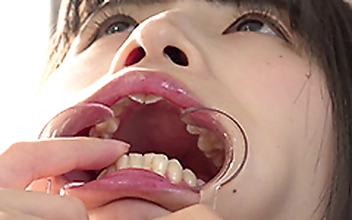 人気女優はとり心咲チャンの口内・舌ベロフェチ作品！オナニー付き