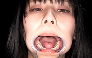 【歯・口内フェチ】足裏をくすぐりられて喜ぶいまどき女子の口内観察！