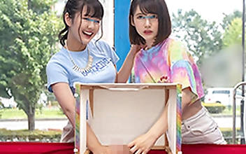 マジックミラー号ハードボイルド箱の中身は何だろな？肌の露出多めな○○年夏ガールが3回当てたら賞金10万円！のクイズにチャレンジ！！こっそり勃起したデカチンを握らされて恥じらいつつも大興奮！手コキついでにセックスまでしてしまうのか？
