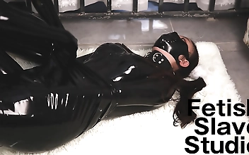 キキとカカ ラバーまみれのSMレズカップル Vol.6