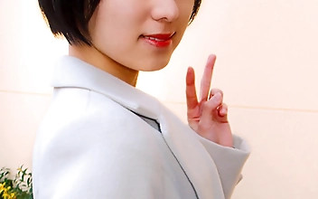 ショートカットのスレンダーJD！他人のオナニー相談にうっかり欲情しちゃった！