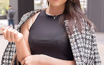 1発じゃ満足できない！清楚なEカップセレブ人妻