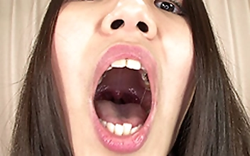 素人娘ちひろちゃんの舌・口内自撮り＆主観口臭嗅がせ 2本セット