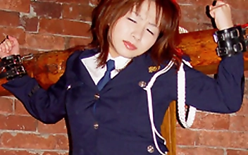 磔にされた制服女性