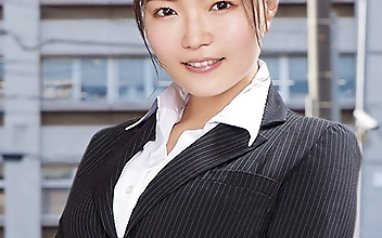 一流企業で働くエリートOL【るい】さん マジックミラー号 「下着メーカーのモニター調査」と称して生おっぱいをモミモミしながらインタビュー 清純そうな見た目からは想像もつかない超ドえろ発言連発！敏感な美乳をもみほぐされて激ピストンでイキまくり！