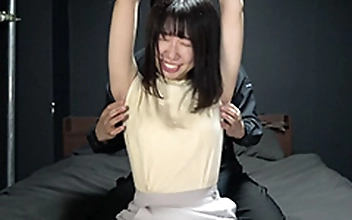 「ほわっとしたお姉さんの弱点は脇腹のツボ！ 香月えりさちゃんを私服でくすぐり感度チェック！」WAKA-053 香月えりさ（1）