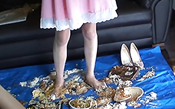 アイドル級美少女の裸足で弁当クラッシュ その1