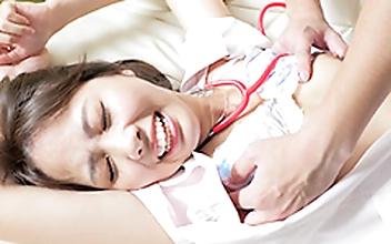 【ぐり＆ぐら】人気女優 愛里るいちゃんのナース姿でM男くすぐり＆くすぐられ動画！