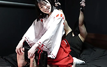 「【F／Mくすぐり】巫女服のアイドルから拘束されて弱点いじめ！」WAKA-044 宇佐美みおん（5）